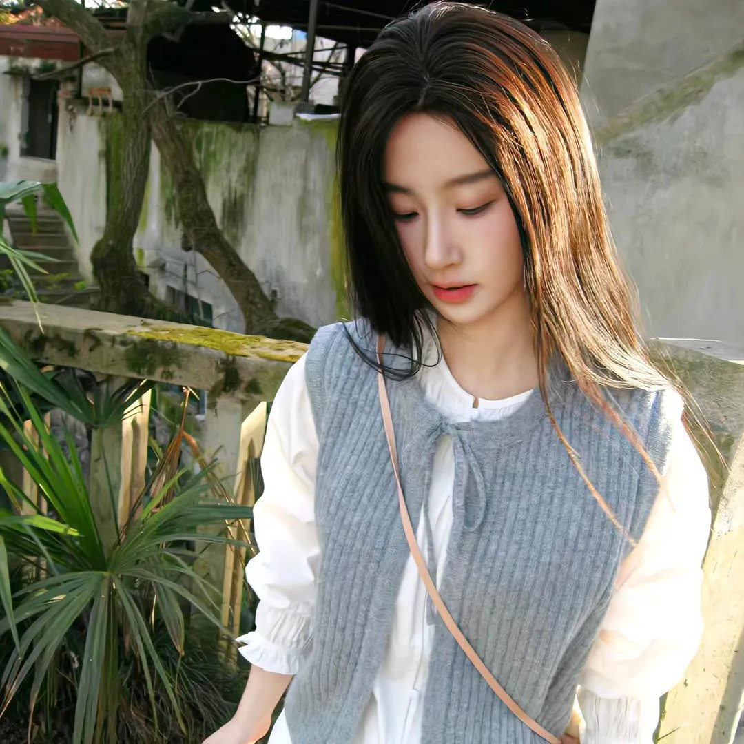 穿风信子蓝的少女
